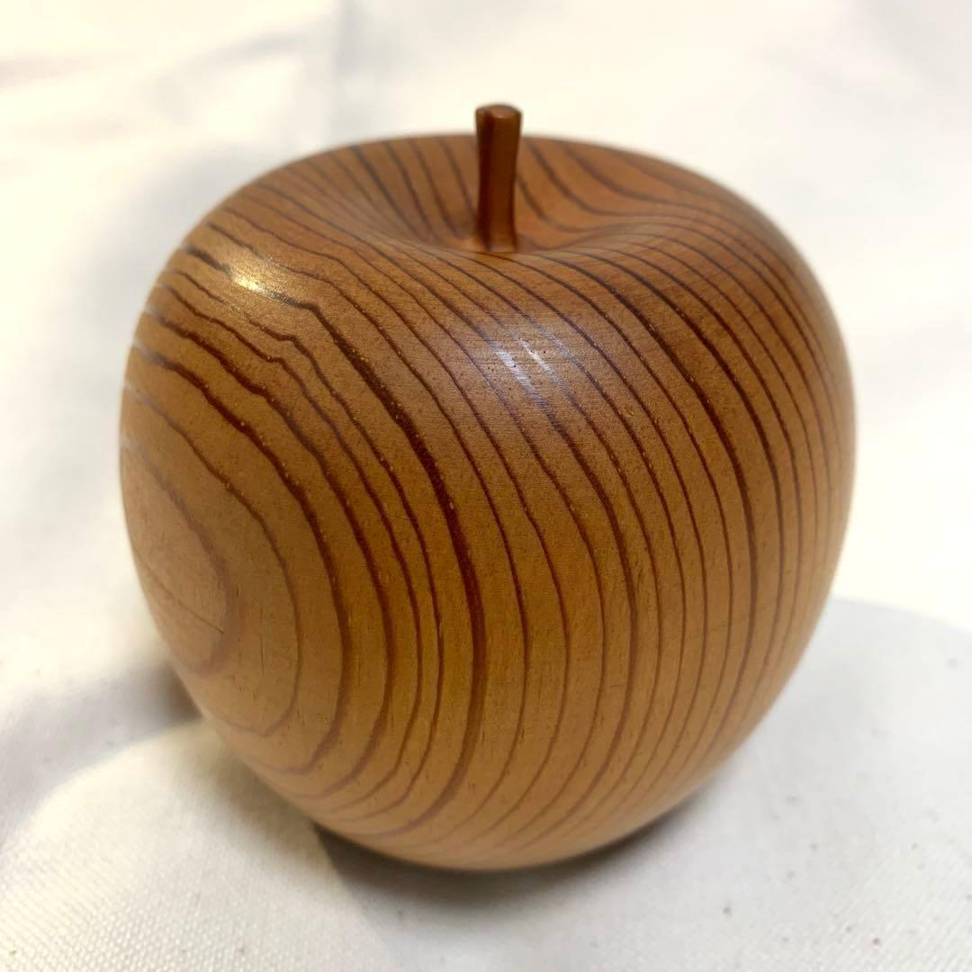 屋久杉　木製りんご　へたまで一体、継ぎ手なし　径 約8cm