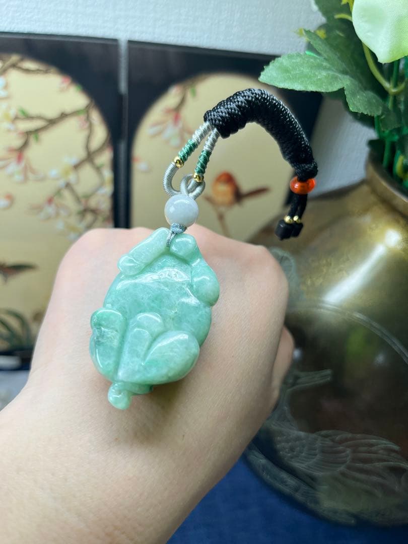 デカい❣️天然本翡翠　健康、やる気満々、濃い目満陽緑翡翠の丑牛干支　鑑定書付き