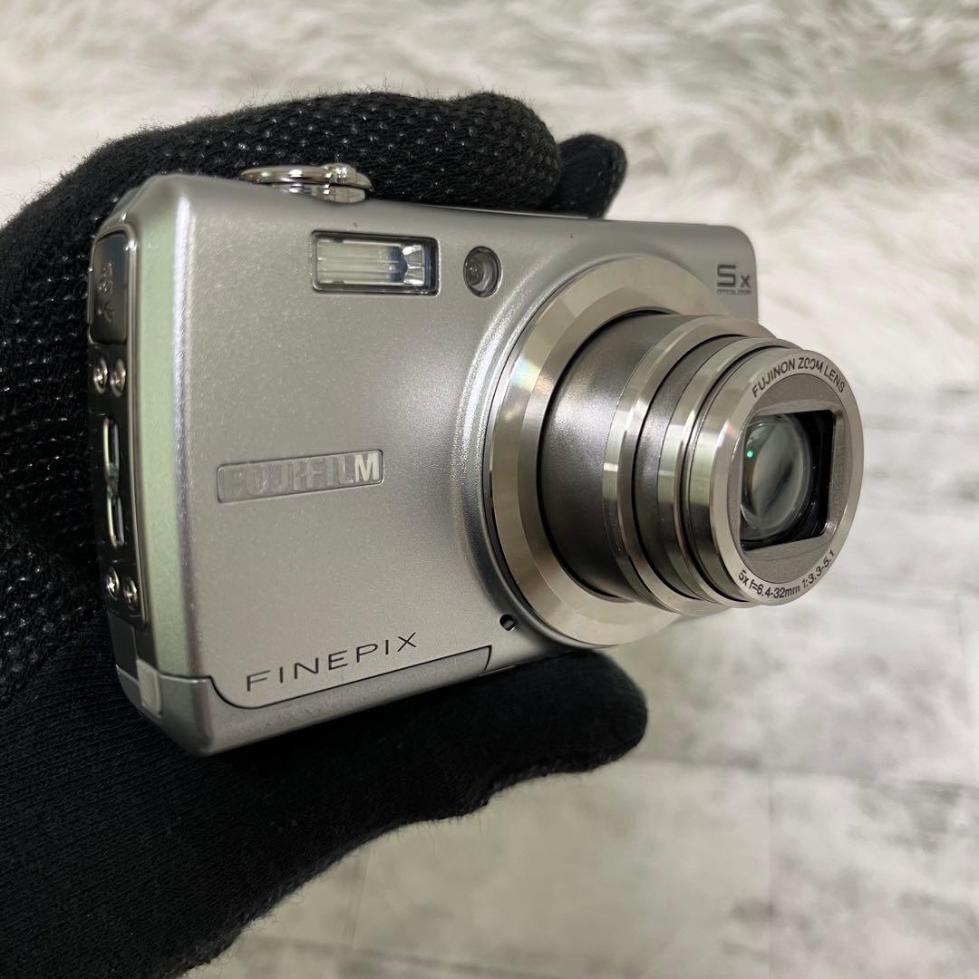 ま*め様 美品 FUJIFILM FinePix F100FD コンデジ シルバ