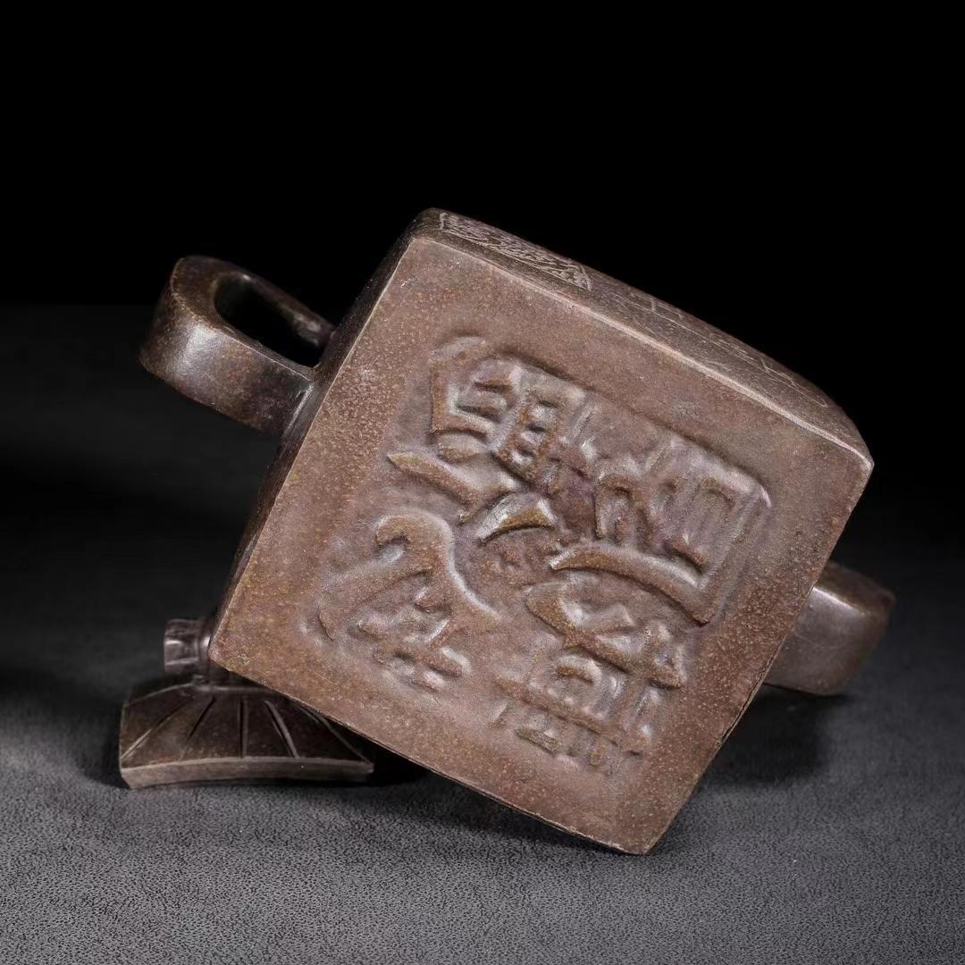 中国古美術・宜興原鉱古銅泥壺・紫砂壺・品名：印包・底款：厚徳載物・朱泥・急須