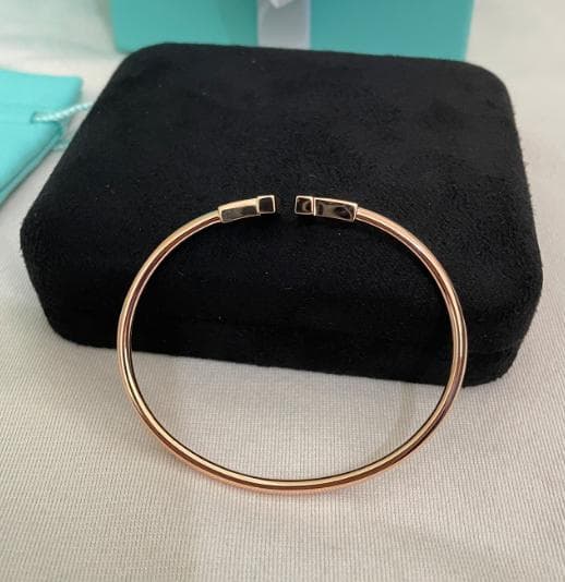 ほぼ新品ティファニー ピンクゴールド バングル