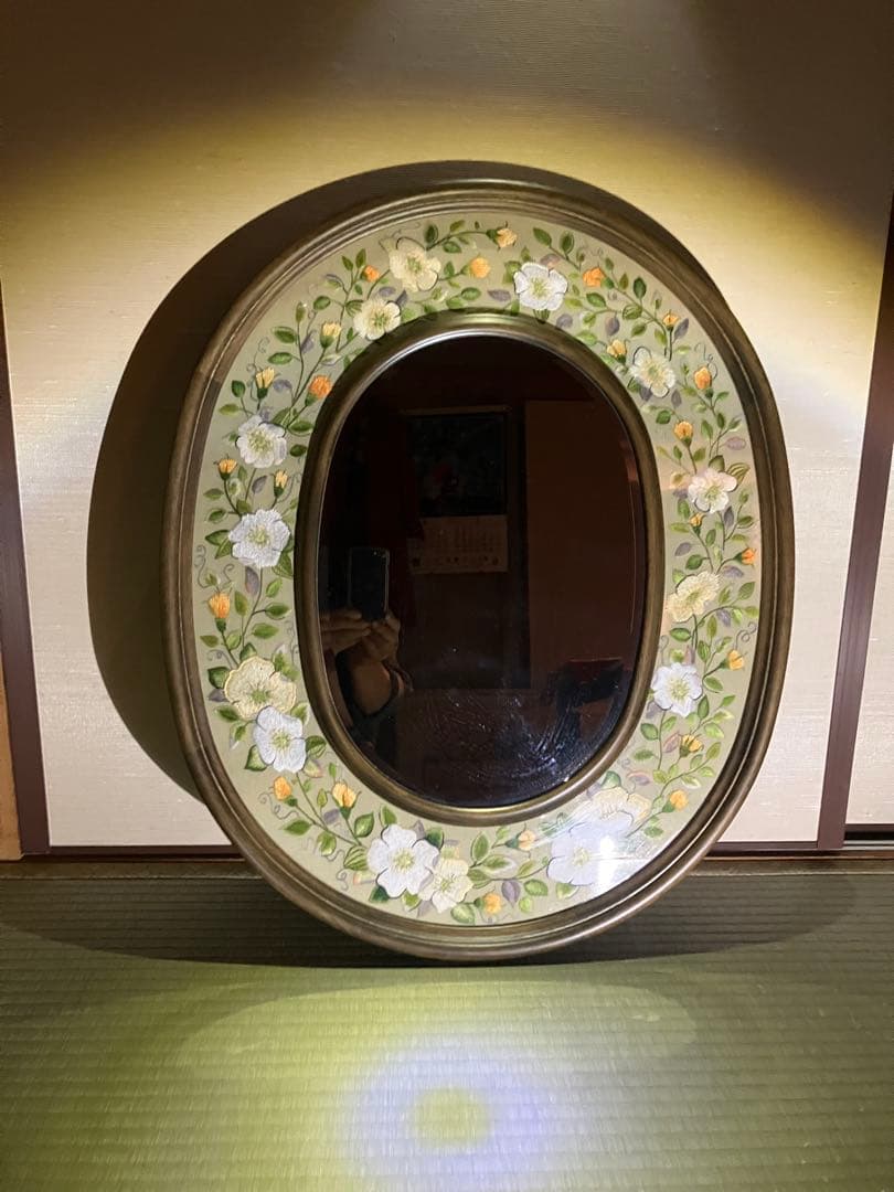 高島屋の刺繍作品展示会で20 万円で展示された丸型刺繍付き鏡