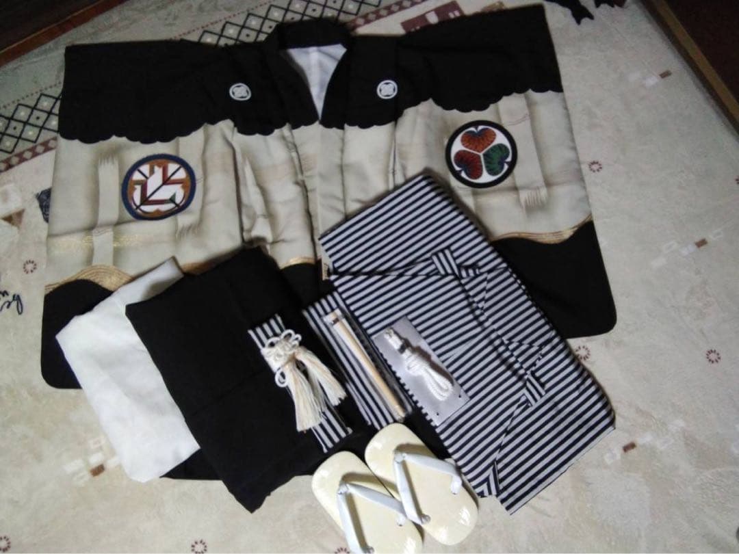 mica です。男の子用・5歳向け・化繊・ちりめん地のお着物と袴セット