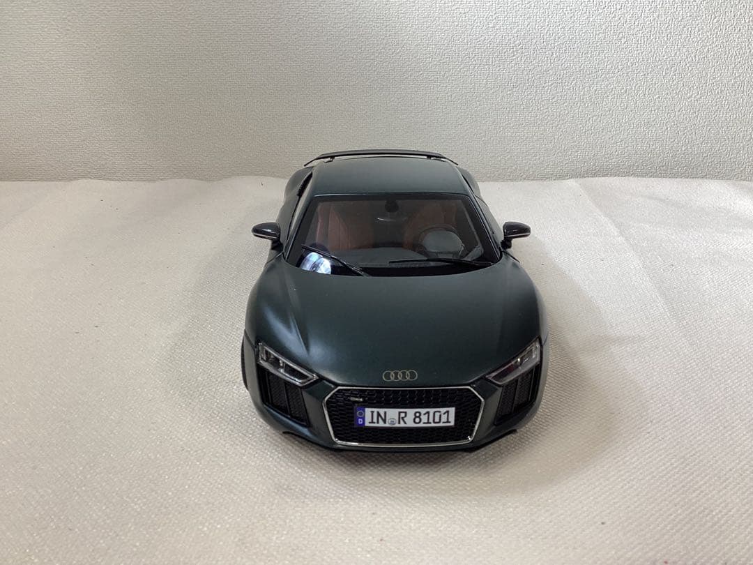 京商1/18 アウディAudi R8 V10 プラスクーペ　カモフラグリーン