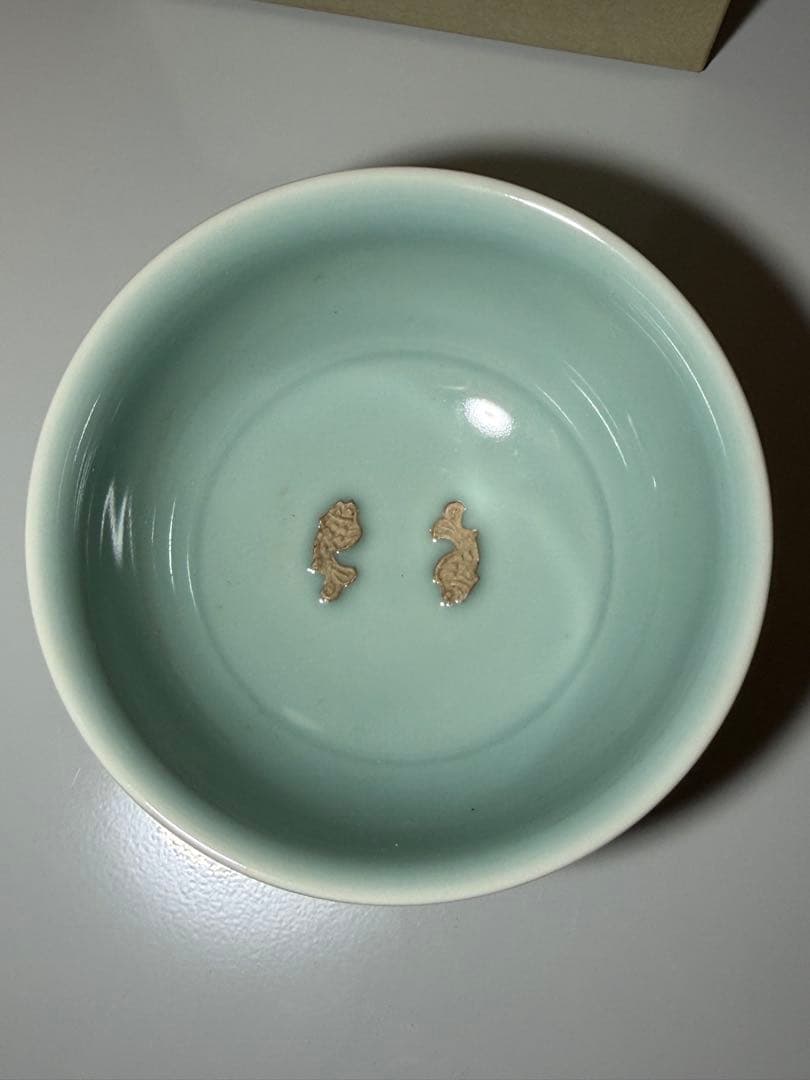縁起物】青瓷 双魚文 平鉢 飾皿 浮彫 陶磁器 骨董品 箱付き