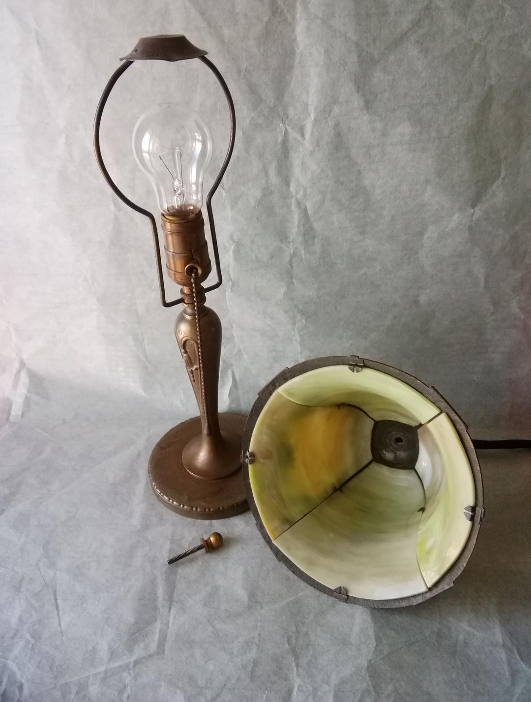 逸品　アメリカンアールヌーヴォーランプ　グリーンスラグガラス　ビクトリア