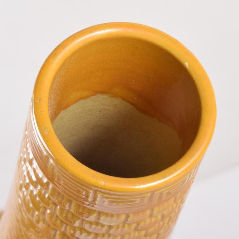 中国　黄釉　刻神獣纏枝花弁文　長顎瓶　在銘　V　7128A