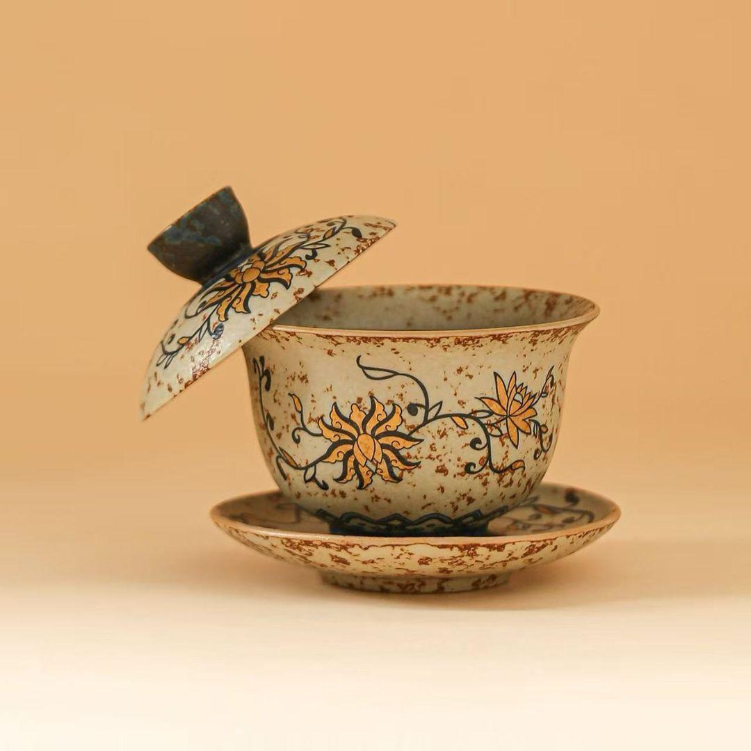 陶器の蓋付き茶碗と皿のセット