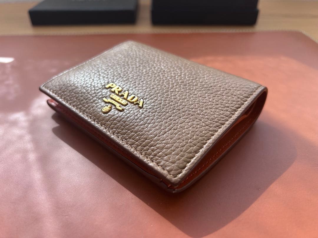 ✨PRADA 二つ折り財布（キャメル×内側オレンジ）✨