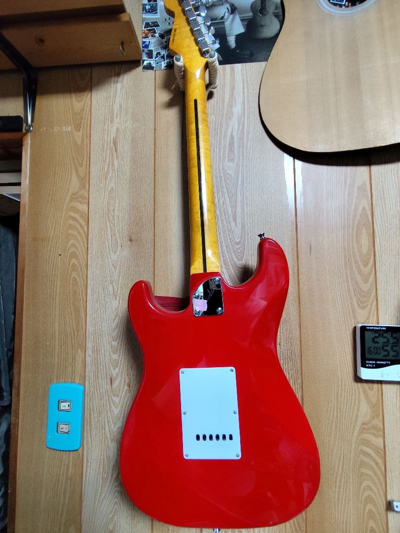 お楽しみキャスター　赤いエレキギター シングルコイル、トレモロ搭載　展示品レベル
