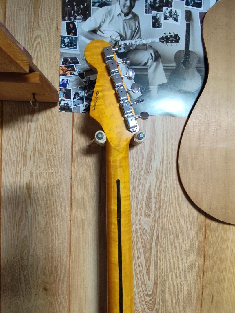 お楽しみキャスター　赤いエレキギター シングルコイル、トレモロ搭載　展示品レベル