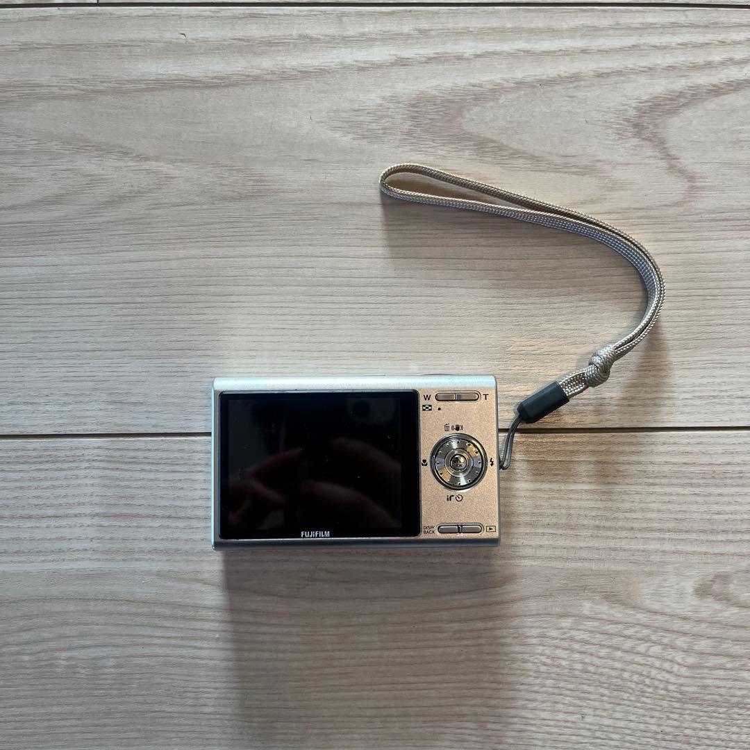 デジタルカメラ シルバー 充電器付き