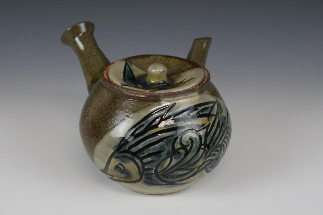 壺屋焼 人間国宝 金城次郎 作　魚文急須