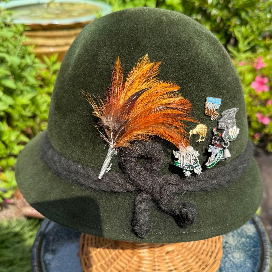 ドイツ　チロリアンハット　オクトーバーフェスト　オリーブグリーンのフェルトハット