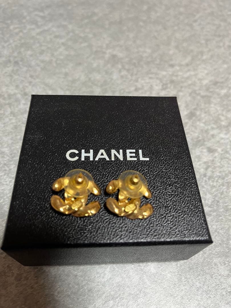 CHANEL ゴールドスタッドピアス