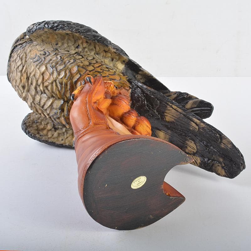 中国　樹脂製　鷹　置物　高さ約31㎝　重さ約4.4㎏　C　R7530B