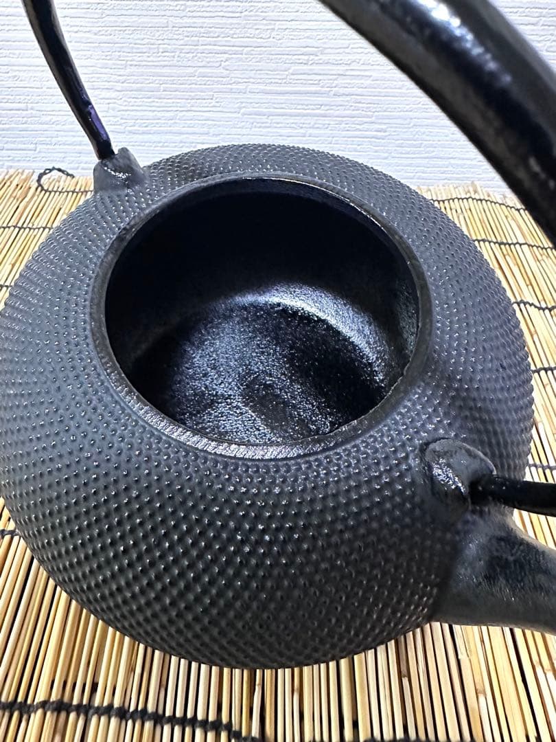 未使用品、付属品付　南部雲南堂鍋元造１５型丸平形アラレ　鉄瓶　南部鉄瓶　南部鉄器