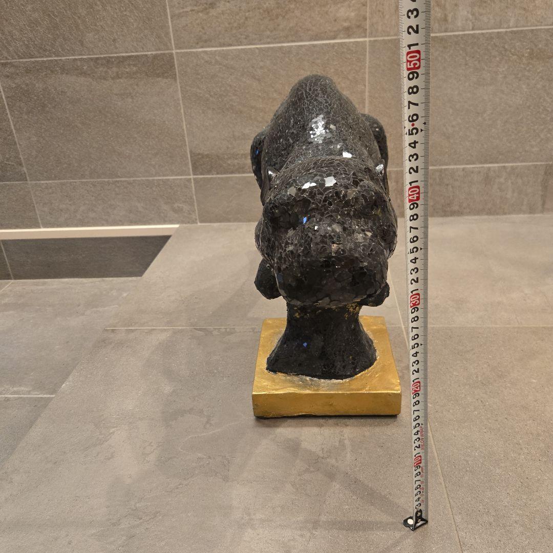 クロヒョウ　黒いオブジェ　 金色の台座付き 装飾品