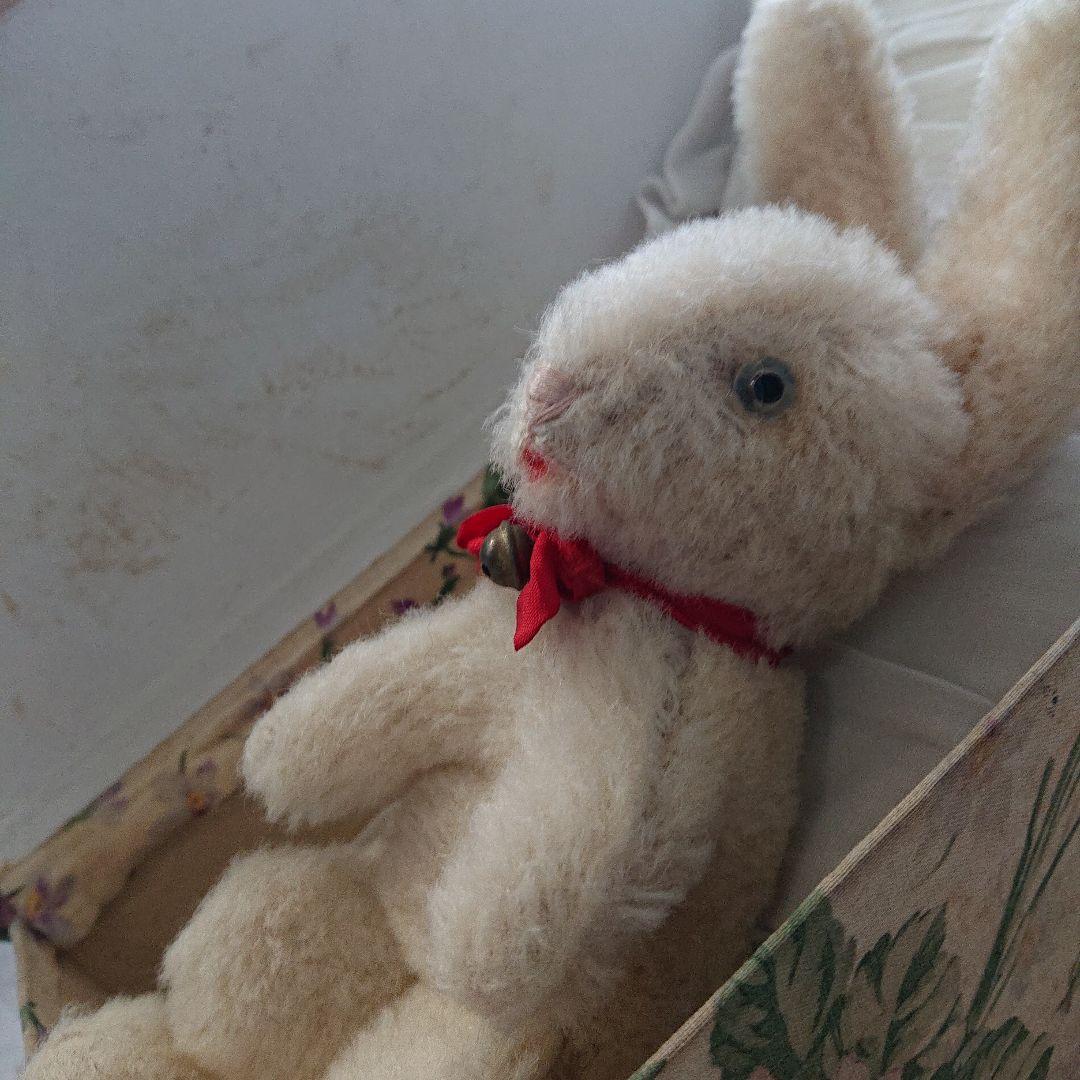 グラスアイの小ぶりなウサギのぬいぐるみ