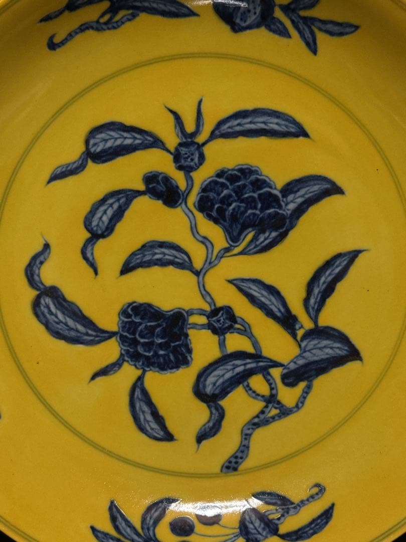 中国古玩 黄地青華折枝華紋盤 大明成化年製銘 大皿