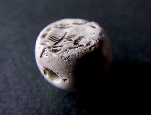 ★F0501★ 古代石 (220) 白濁石　印章　鹿文様　ストーン ビーズ