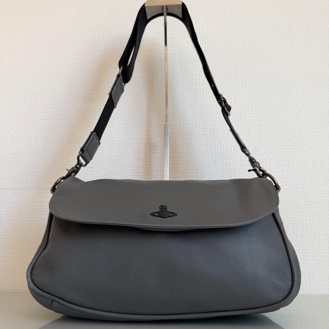 ヴィヴィアンウエストウッド　ショルダーバッグ　レザー　オーブ　大容量　グレー