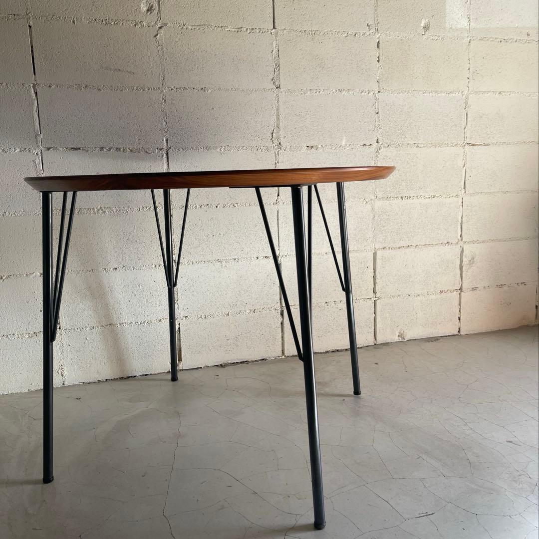 ウォールナット無垢　ダイニングテーブル　ラウンドテーブル　アイアン脚　北欧モダン