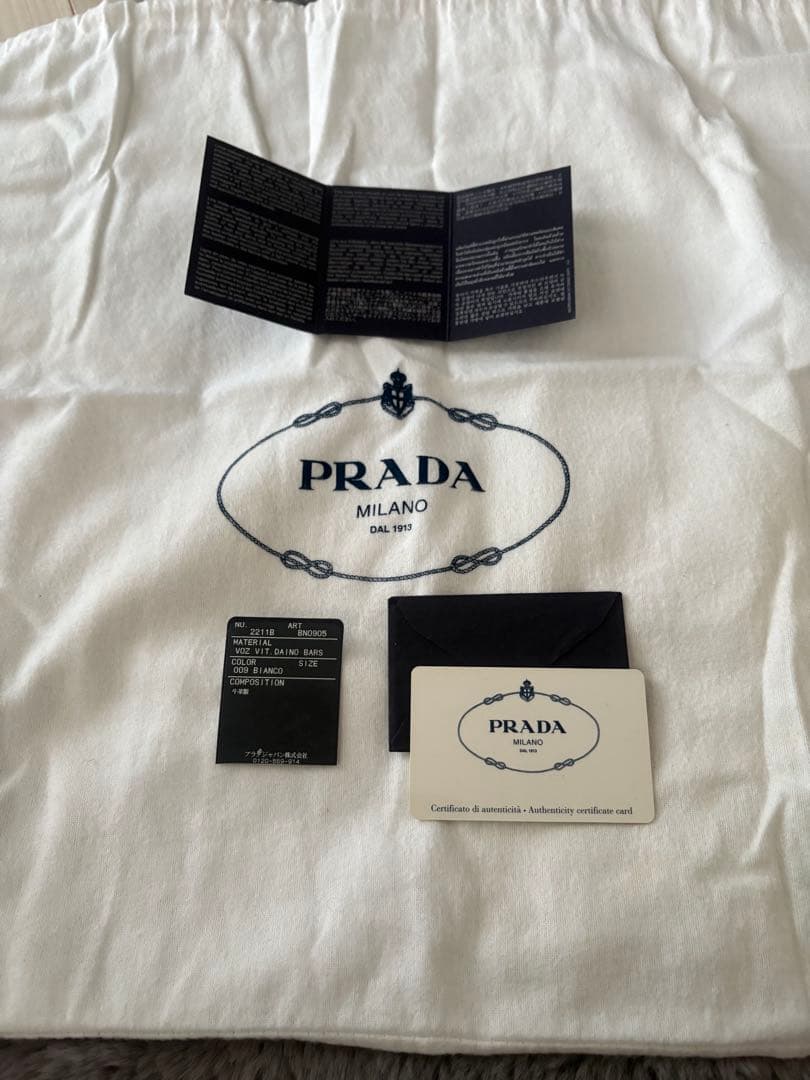 【PRADA 】希少デザイン✨✨ ホワイトレザー ショルダーバッグ