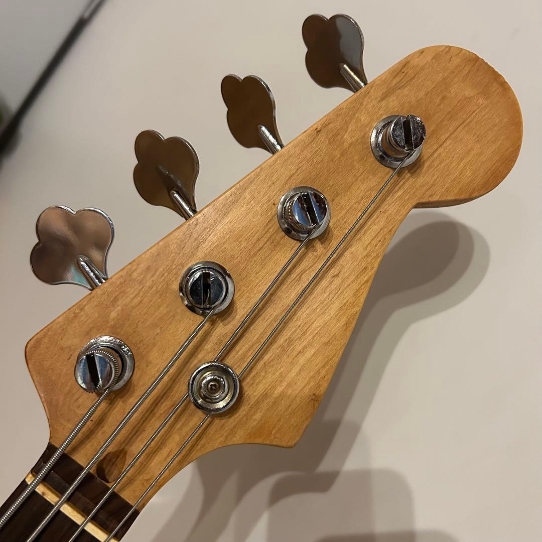 オリンピックホワイトレリック仕様ジャズベース 下地は3トーンサンバースト