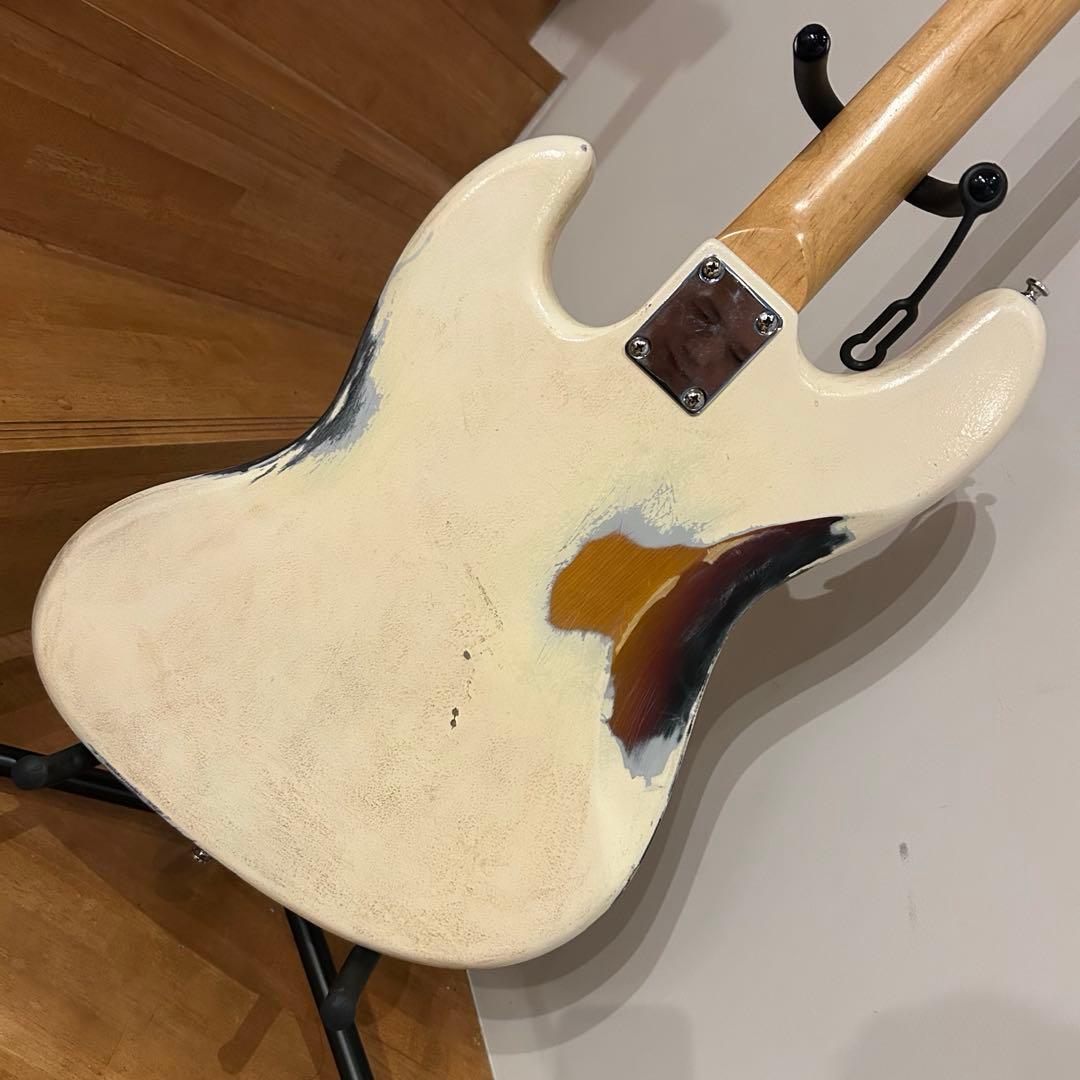 オリンピックホワイトレリック仕様ジャズベース 下地は3トーンサンバースト