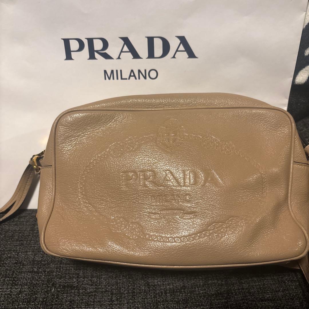 PRADA ベージュ 型押しショルダーバッグ オールレザー