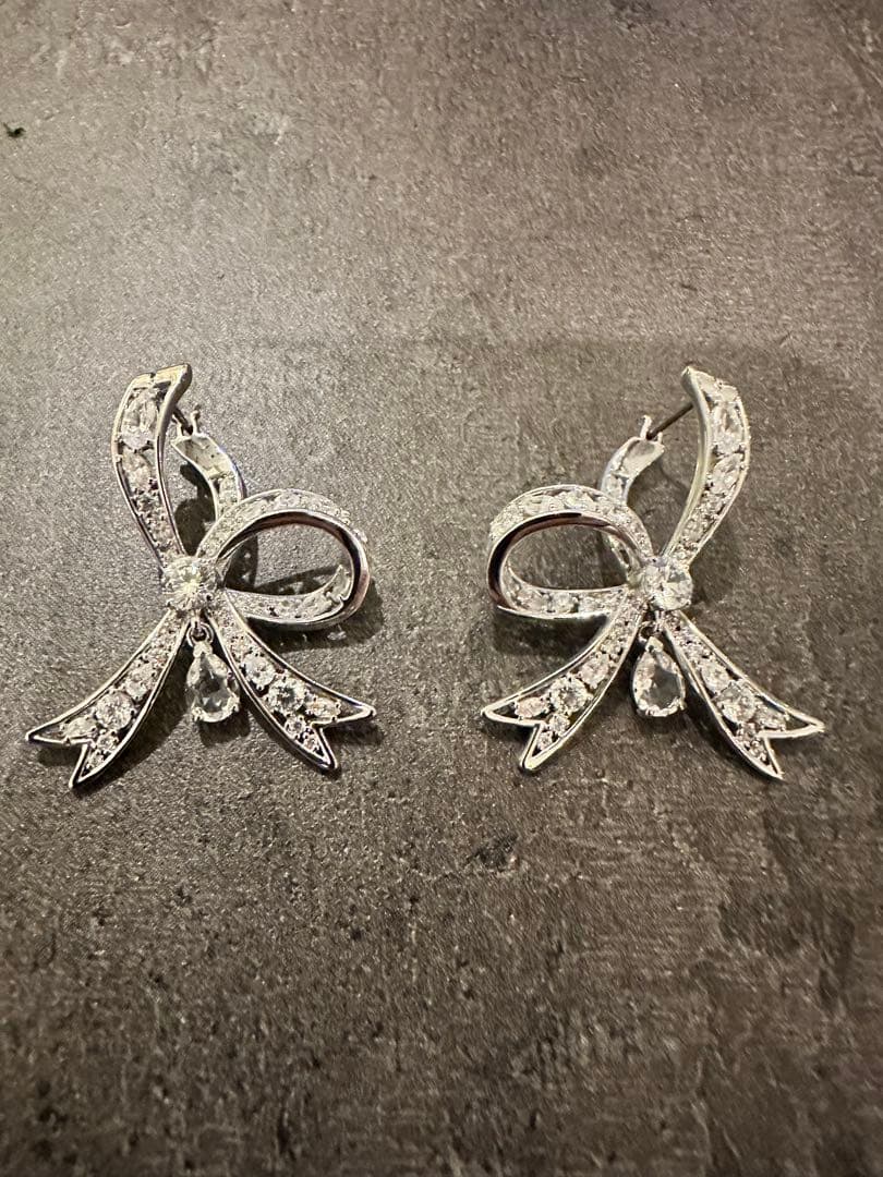 ほぼ未使用！！超美品！スワロフスキー　リボンピアス両耳
