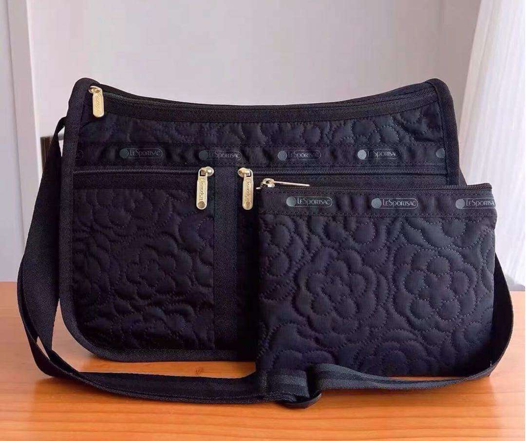 新品　LeSportsacレスポートサック　ショルダーバッグ　斜め掛け　黒　花柄