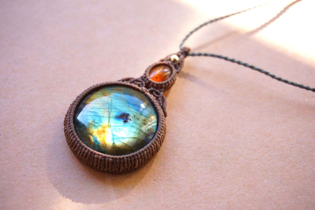 マルチカラーラブラドライト　オレンジカイヤナイト　マクラメ　ネックレス