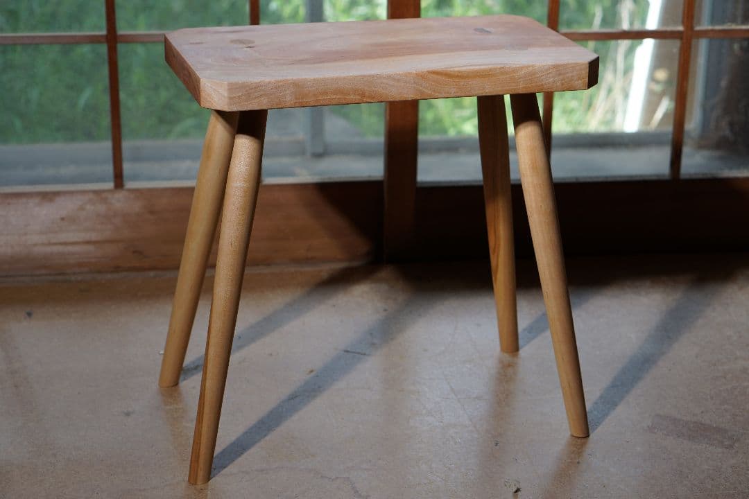 〜ふと触れたくなる無垢の家具を日常に〜 コントラストが映える桜の一枚板スツール