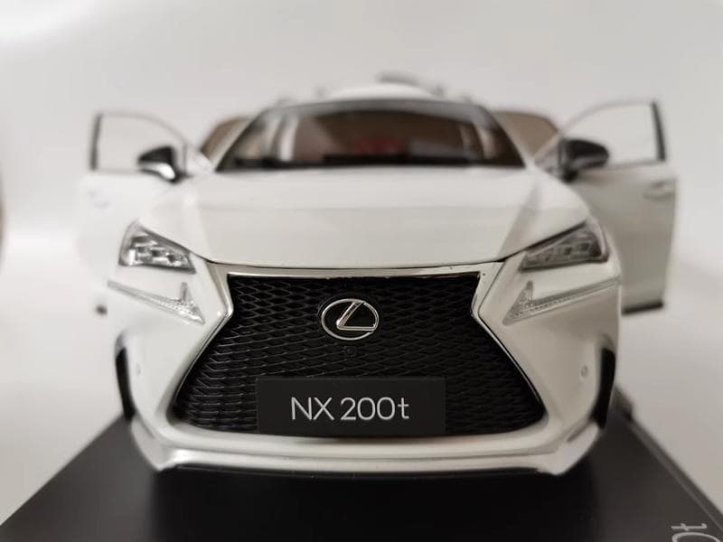 限定版1/18 レクサス NX 200t 模型　ミニカー　完成品　展示台付き　白