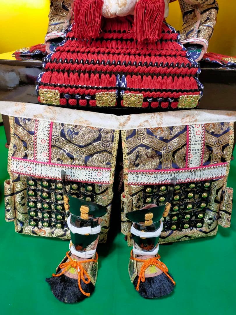 京都島津有職五月人形、大鎧飾り 金屏風、弓、太刀、提灯（灯付）緑色毛氈、黒塗台座