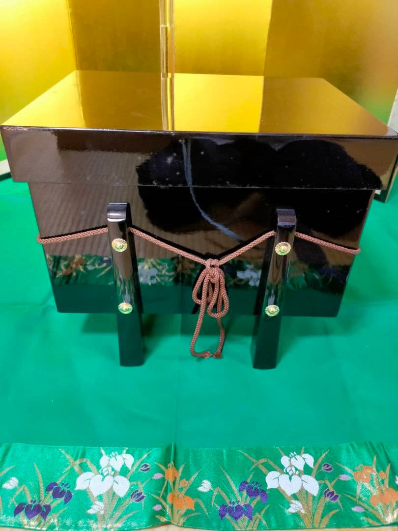 京都島津有職五月人形、大鎧飾り 金屏風、弓、太刀、提灯（灯付）緑色毛氈、黒塗台座