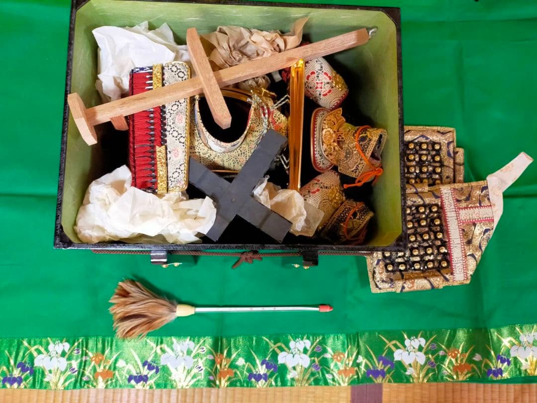 京都島津有職五月人形、大鎧飾り 金屏風、弓、太刀、提灯（灯付）緑色毛氈、黒塗台座