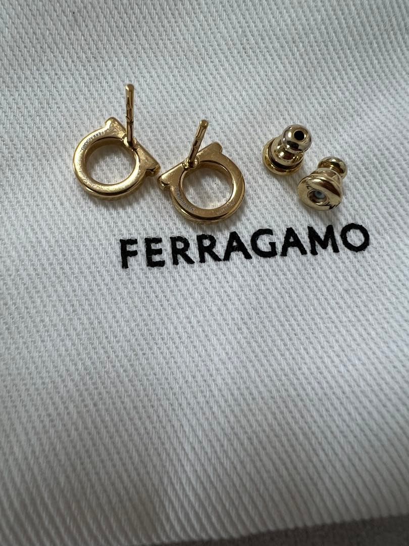 フェラガモ ピアス ゴールド ガンチーニ　S