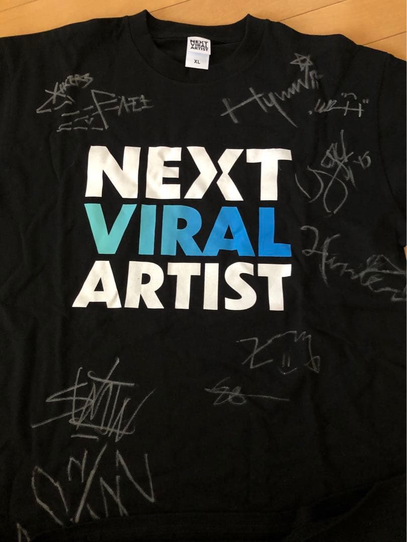 xikersサイン入りTシャツ NEXT VIRAL ARTIST