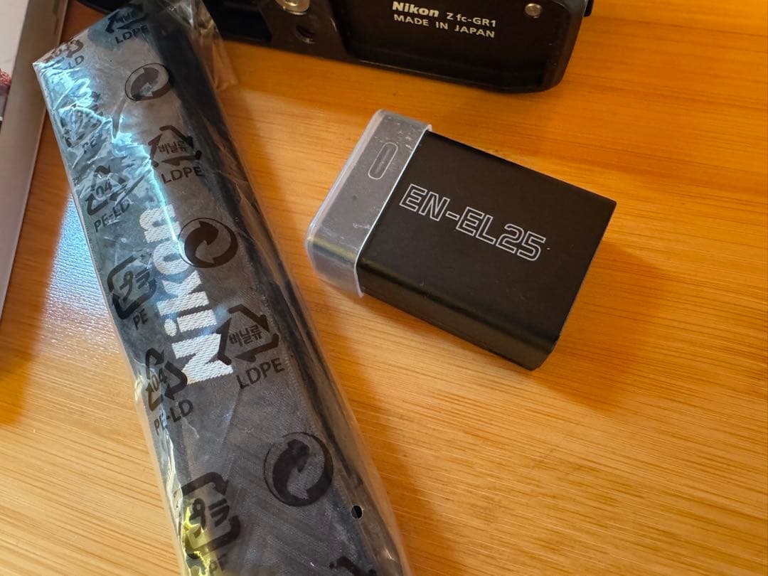 Nikon Zfcミラーレスカメラ本体(純正グリップ付)とおまけ
