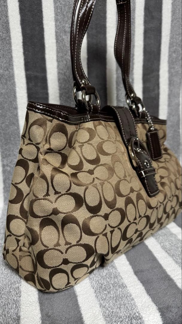 Coach ブラウンロゴハンドバッグ