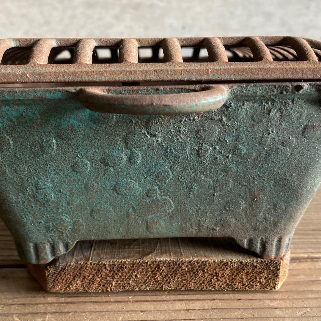 古い火鉢 手炙り 行火 暖房 香炉 蚊取り線香入れ 鉄製 木製台 骨董 レトロ