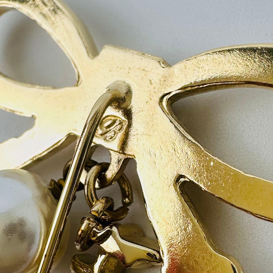 美品　フェラガモ　ゴールドブローチ　ピンブローチ　コサージュ　アクセサリー　ロゴ