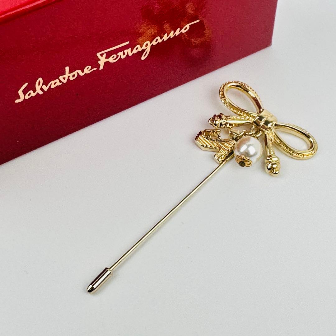美品　フェラガモ　ゴールドブローチ　ピンブローチ　コサージュ　アクセサリー　ロゴ