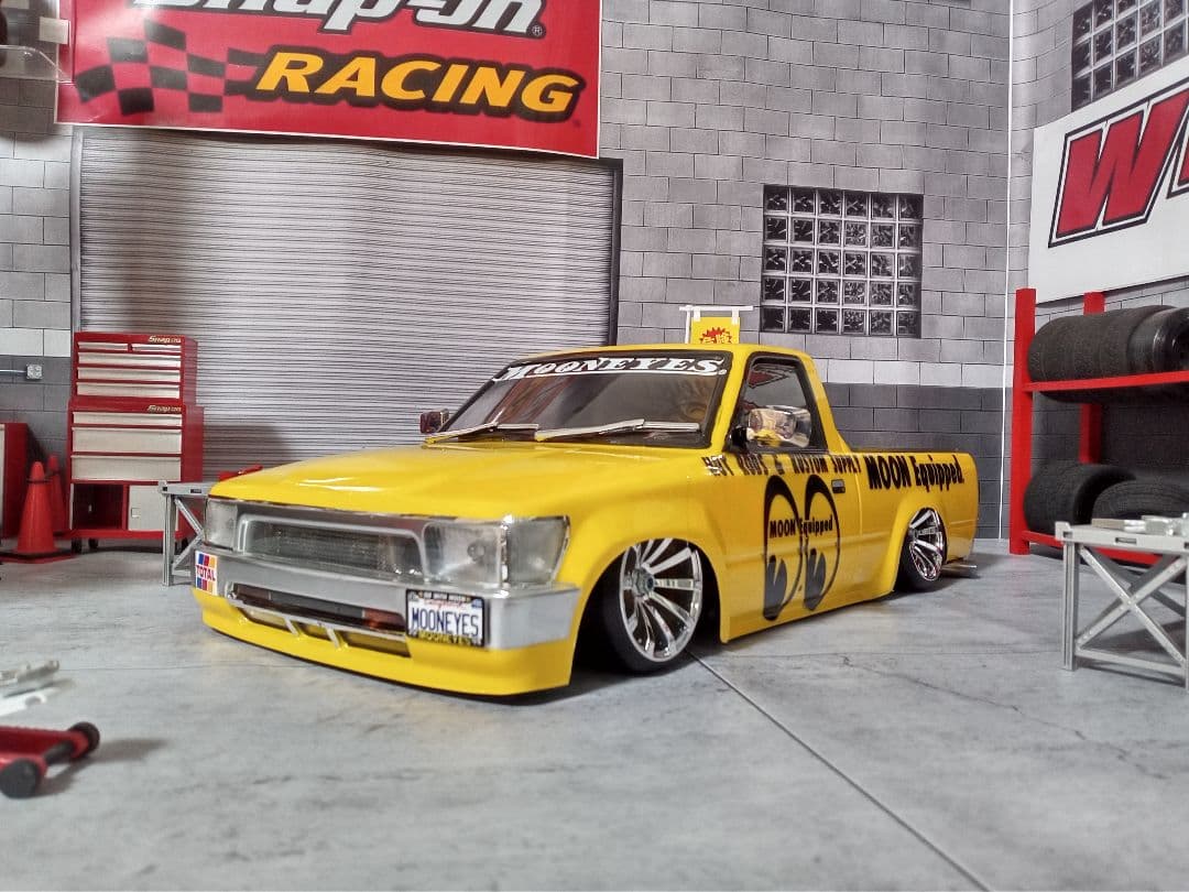 ストリートジャム製 トヨタ ハイラックス80 トラッキン ムーンアイズ仕様♪