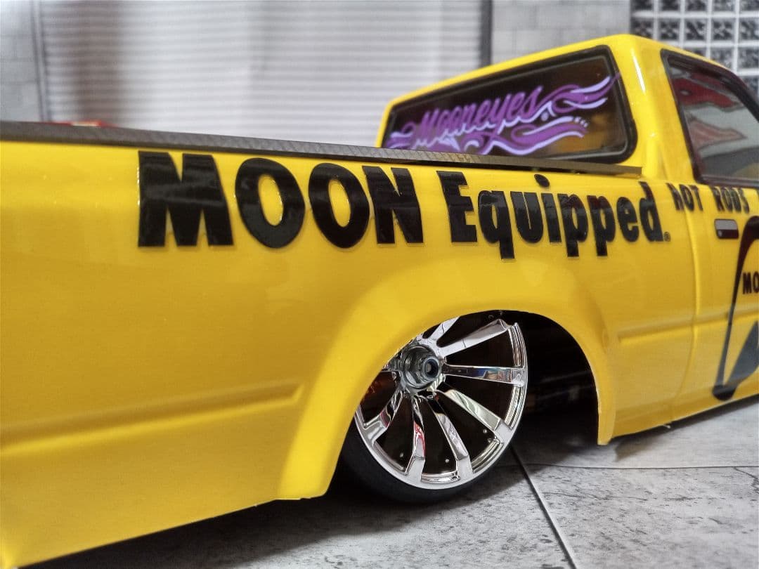 ストリートジャム製 トヨタ ハイラックス80 トラッキン ムーンアイズ仕様♪