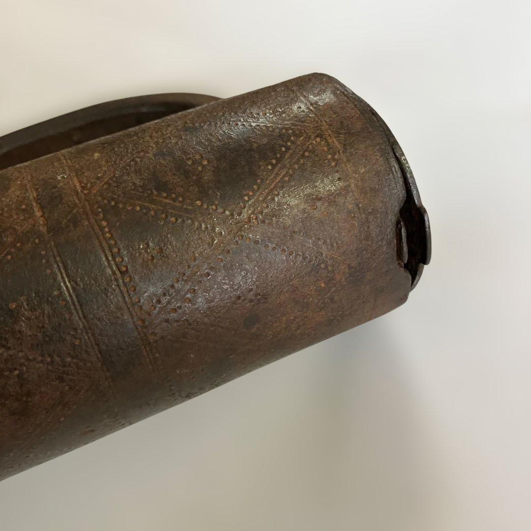 アンティークな鉄製スクリュー式円筒型南京錠（表面には点描幾何学模様）