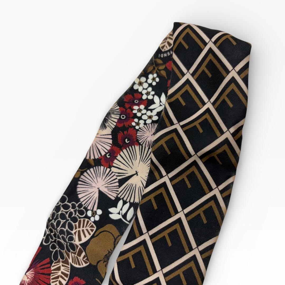 FENDI　フェンディ　ズッカ柄　FFロゴ　ラッピー　赤色　マルチカラー